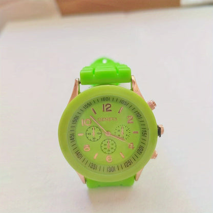 Stylish Round Quartz Watch with Triple Dial & Silicone Band – Unisex Sports Wristwatch